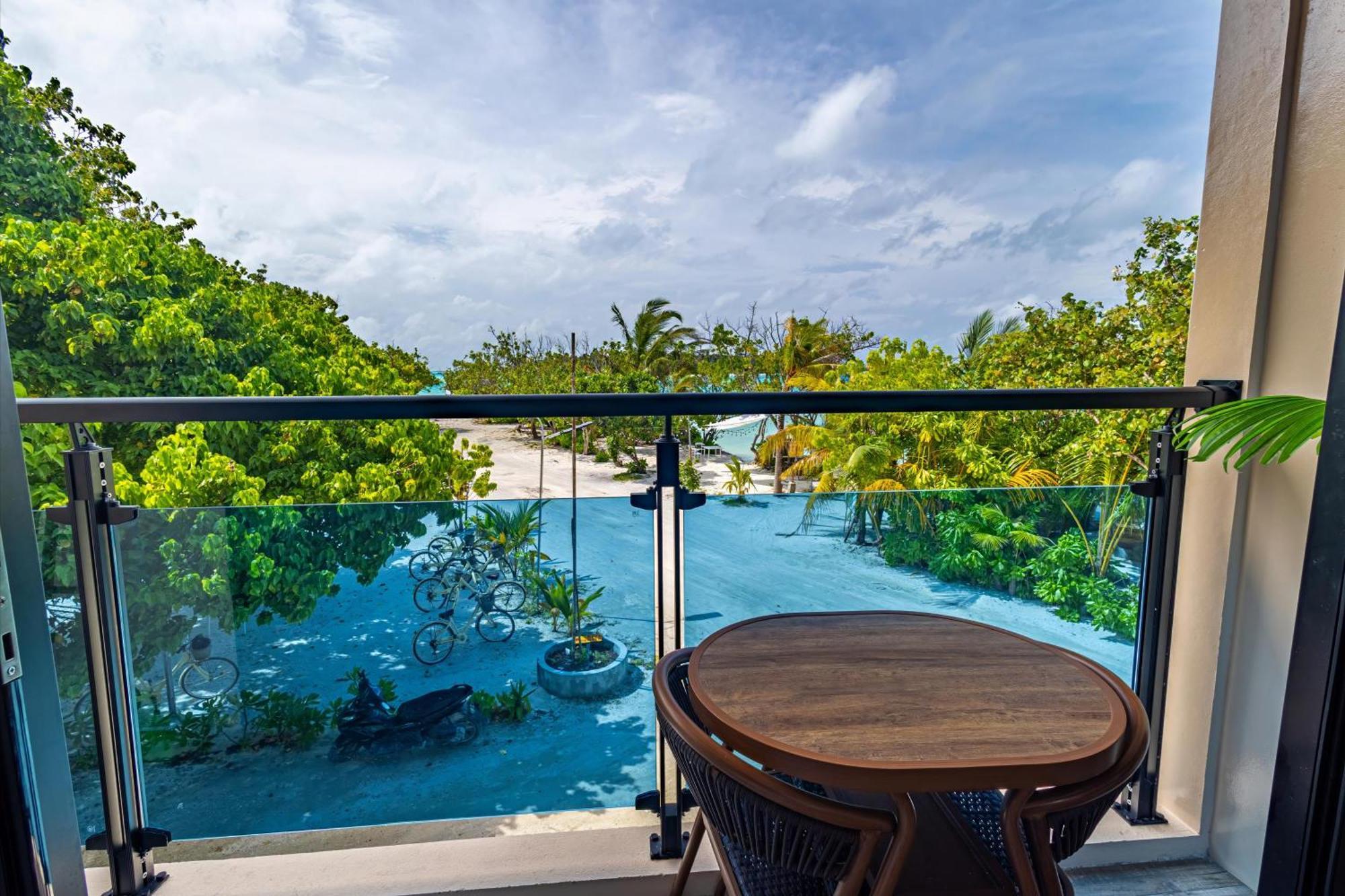 Bibee Maldives Hotel Dhiffushi Exterior photo